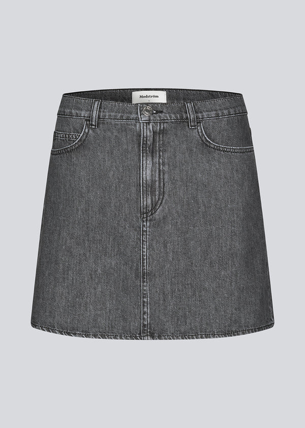 Kort grå denim nederdel i blød bomuldsdenim. Kena MD short skirt har en klassisk a-form og 5 lommer.