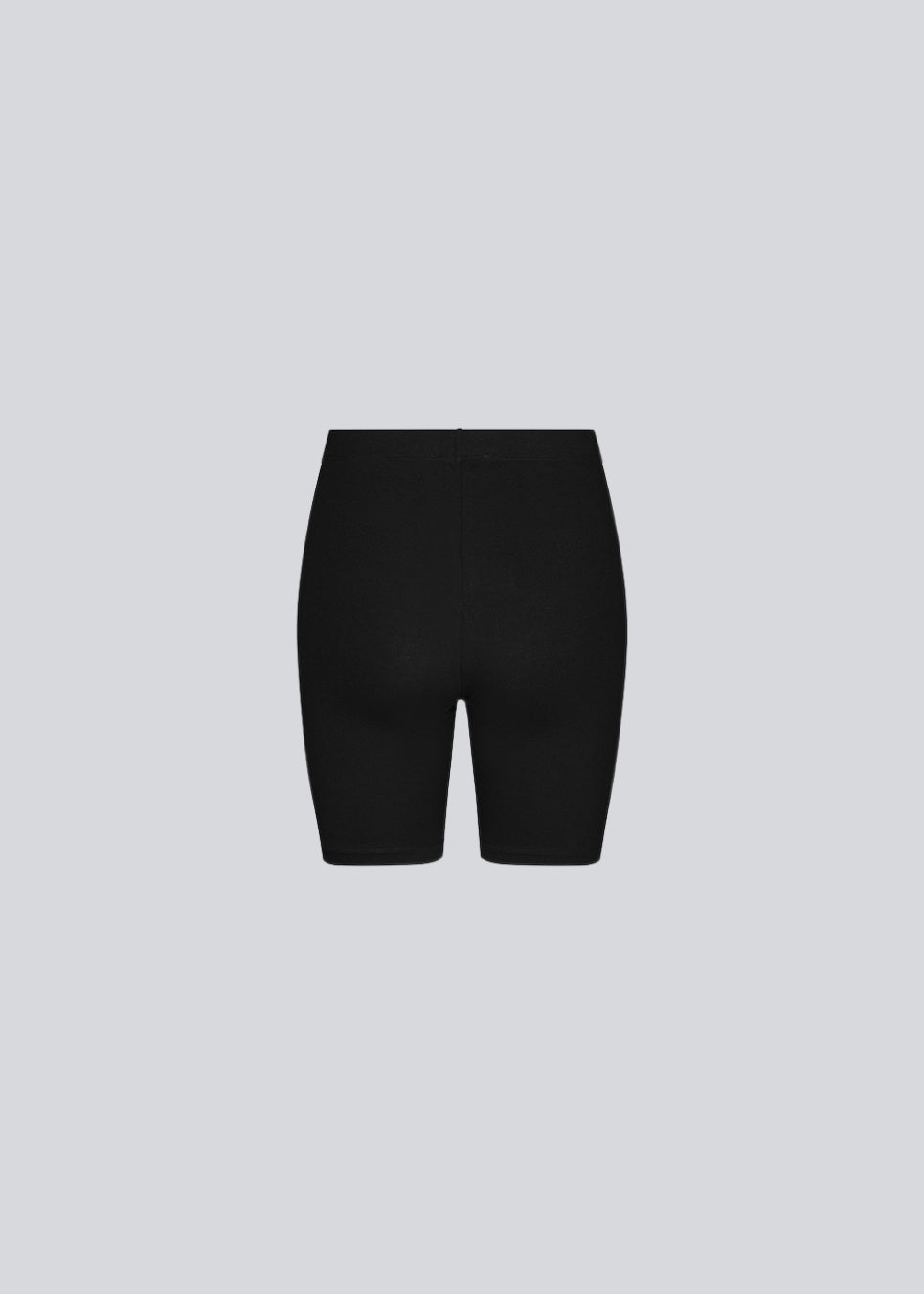Kendis X-short i farven sort er en behagelig og basic shorts, som er oplagt under en kjole eller nederdel. Modellen er 174 cm og har en størrelse S/36 på
