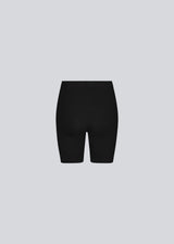 Kendis X-short i farven sort er en behagelig og basic shorts, som er oplagt under en kjole eller nederdel. Modellen er 174 cm og har en størrelse S/36 på