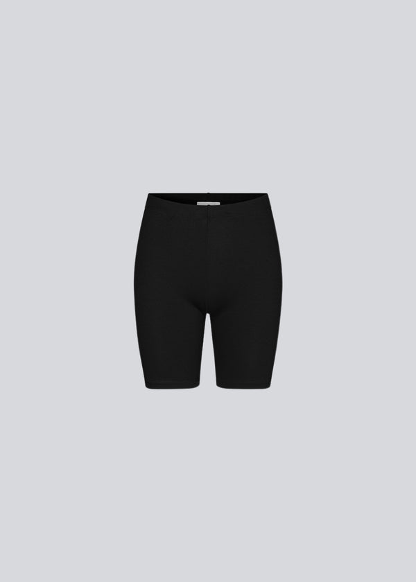 Kendis X-short i farven sort er en behagelig og basic shorts, som er oplagt under en kjole eller nederdel. Modellen er 174 cm og har en størrelse S/36 på