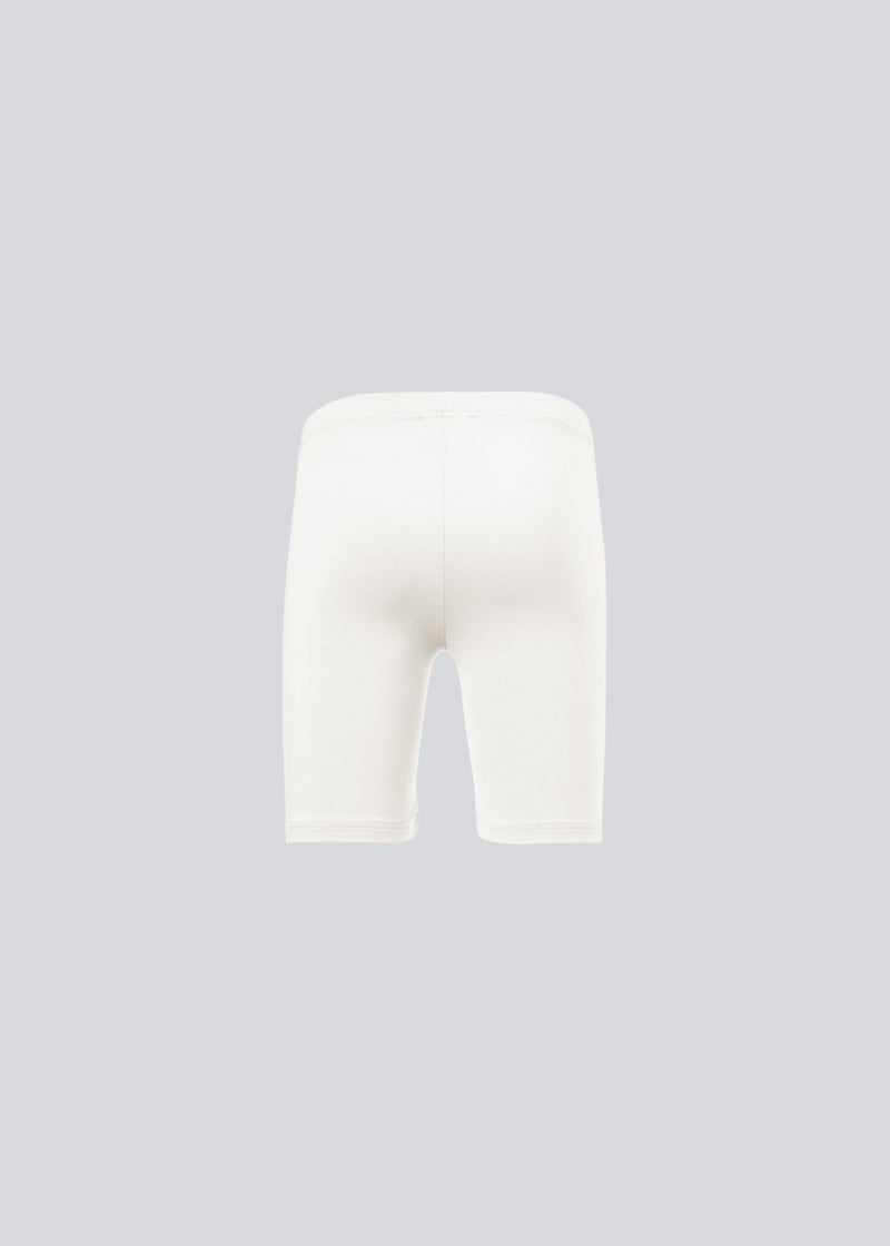 En behagelig og basic shorts, som er oplagt under en kjole eller nederdel. Kendis X-short i farven hvid er i en lækker Eco Vero Viskose kvalitet. 