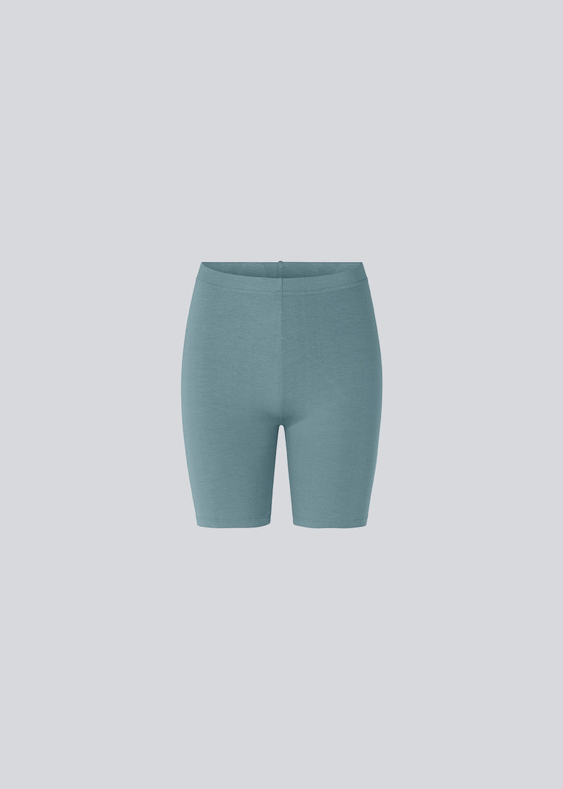 En behagelig og basic shorts, som er oplagt under en kjole eller nederdel. Kendis X-short i farven Stromy Sea er i en lækker Eco Vero viskose kvalitet. 