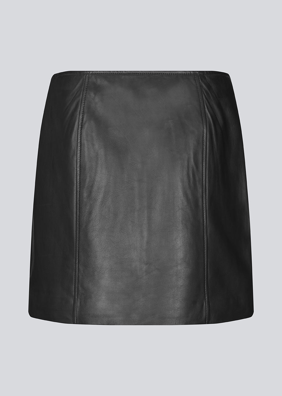 Klassisk kort a-formet nederdel i Lammelæder med en mellemhøj talje. IsmaelMD skirt har en skjult lynlås i siden.