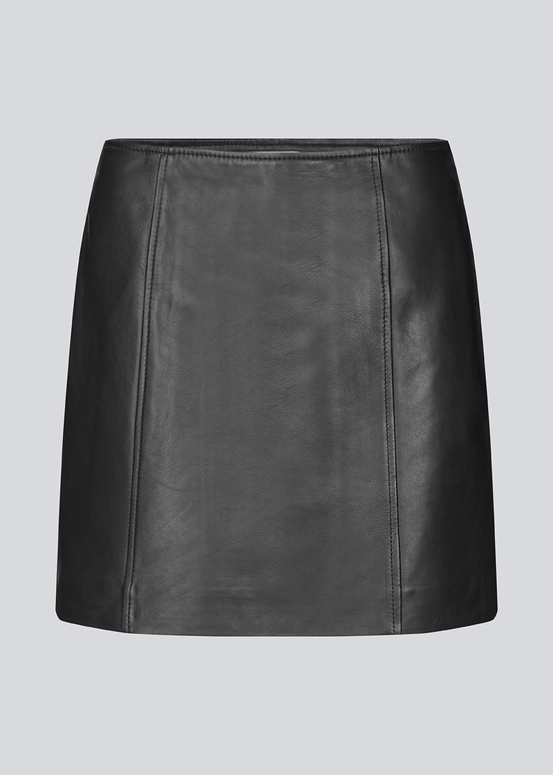 Klassisk kort a-formet nederdel i Lammelæder med en mellemhøj talje. IsmaelMD skirt har en skjult lynlås i siden.