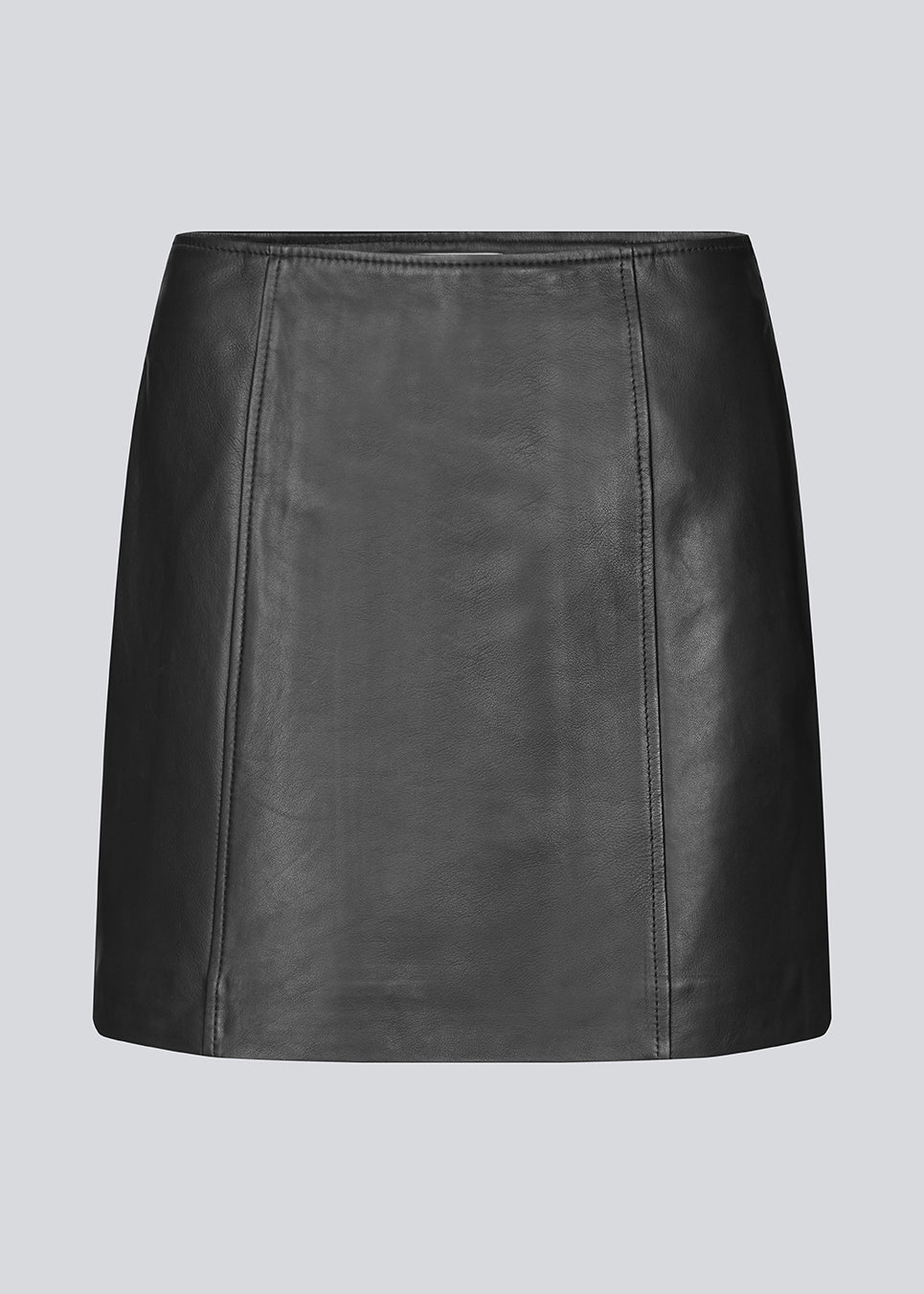 Klassisk kort a-formet nederdel i Lammelæder med en mellemhøj talje. IsmaelMD skirt har en skjult lynlås i siden.