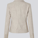 Vores meget populære Kiera jakkesæt er tilbage i en ny sommer-farve.
Kort figursyet blazer i beige melange i et tykt struktureret materiale. KieraMD jacket har knappelukning, to lommer foran og en slids i ærmet som spændes med knapper.