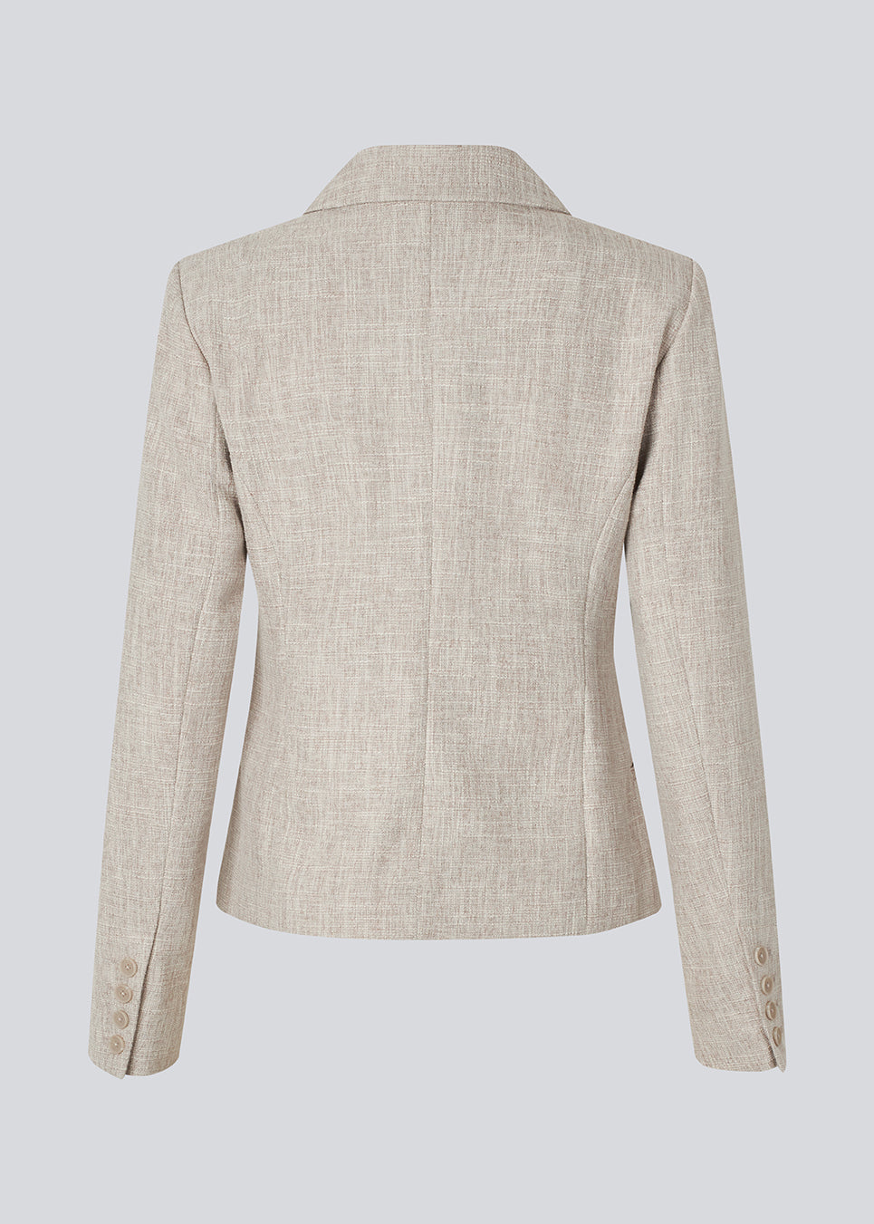 Vores meget populære Kiera jakkesæt er tilbage i en ny sommer-farve.
Kort figursyet blazer i beige melange i et tykt struktureret materiale. KieraMD jacket har knappelukning, to lommer foran og en slids i ærmet som spændes med knapper.