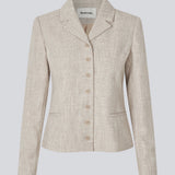 Vores meget populære Kiera jakkesæt er tilbage i en ny sommer-farve.
Kort figursyet blazer i beige melange i et tykt struktureret materiale. KieraMD jacket har knappelukning, to lommer foran og en slids i ærmet som spændes med knapper.
