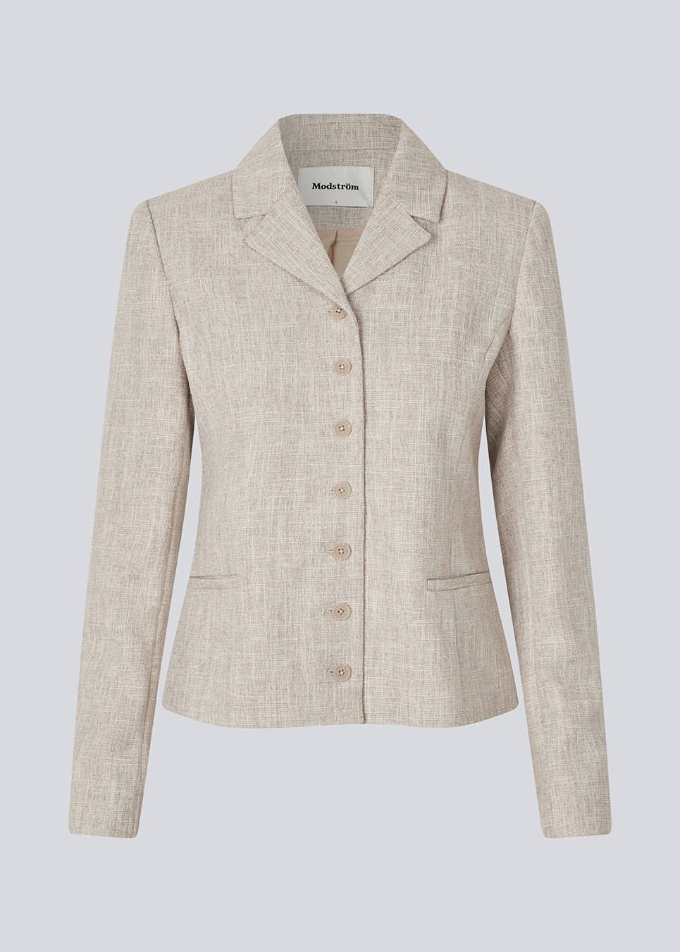 Vores meget populære Kiera jakkesæt er tilbage i en ny sommer-farve.
Kort figursyet blazer i beige melange i et tykt struktureret materiale. KieraMD jacket har knappelukning, to lommer foran og en slids i ærmet som spændes med knapper.