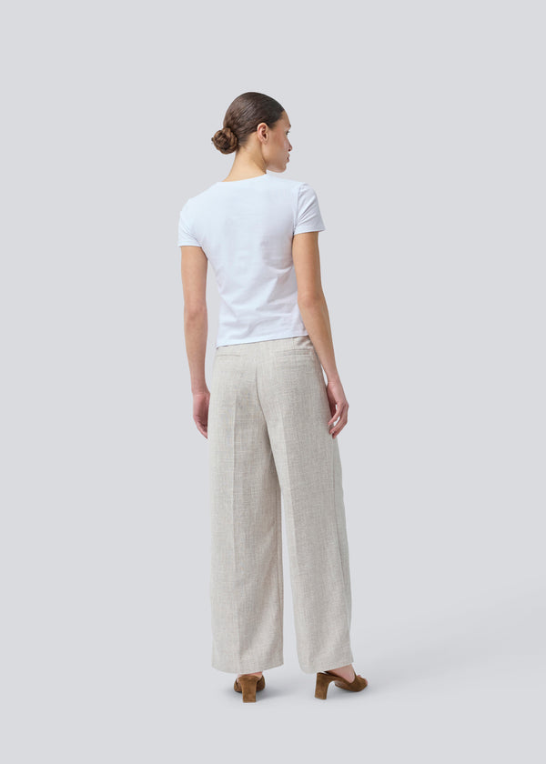 Vores meget populære Kiera jakkesæt er tilbage i en ny sommer-farve.
Habitbukser i beige melange i struktureret materiale med vide ben. KieraMD pants har en høj talje, lynlåsgylp og pressefolder, samt sidelommer og paspolerede baglommer.