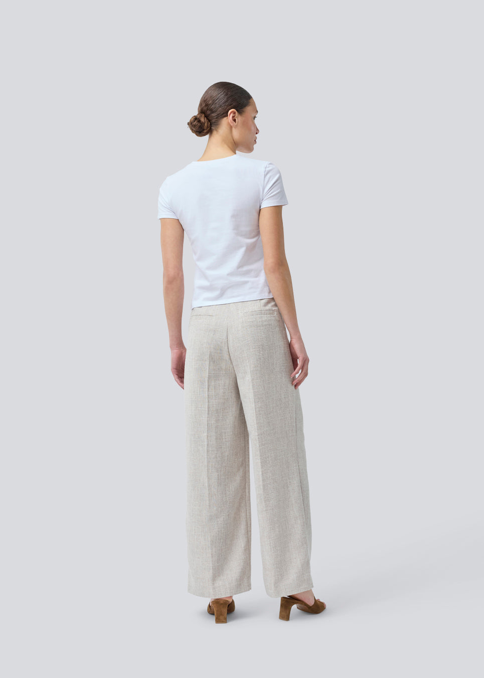 Vores meget populære Kiera jakkesæt er tilbage i en ny sommer-farve.
Habitbukser i beige melange i struktureret materiale med vide ben. KieraMD pants har en høj talje, lynlåsgylp og pressefolder, samt sidelommer og paspolerede baglommer.