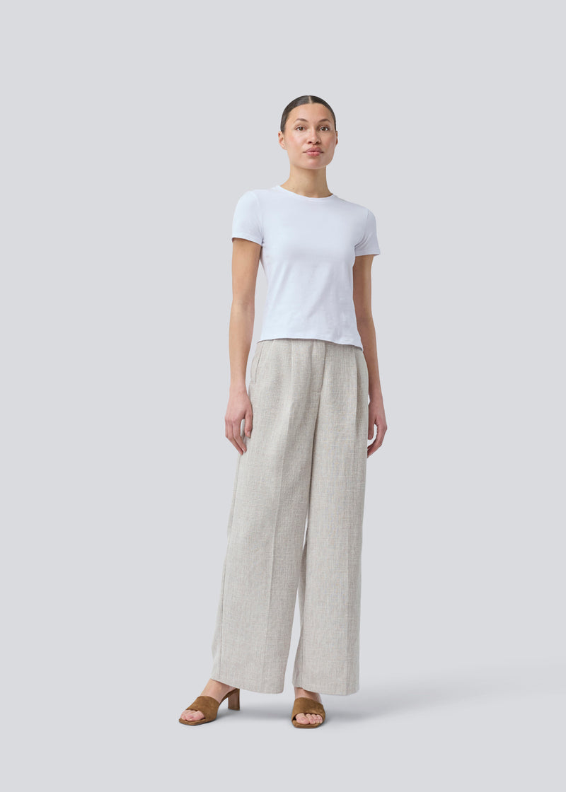 Vores meget populære Kiera jakkesæt er tilbage i en ny sommer-farve.
Habitbukser i beige melange i struktureret materiale med vide ben. KieraMD pants har en høj talje, lynlåsgylp og pressefolder, samt sidelommer og paspolerede baglommer.