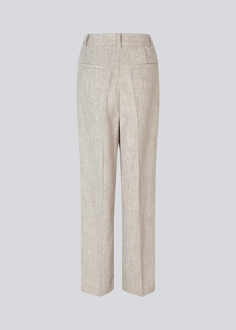Vores meget populære Kiera jakkesæt er tilbage i en ny sommer-farve.
Habitbukser i beige melange i struktureret materiale med vide ben. KieraMD pants har en høj talje, lynlåsgylp og pressefolder, samt sidelommer og paspolerede baglommer.