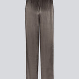 Løse bukser med brede ben i satin. KindleMD pants har sidelommer og en usynlig lynlås i siden.
