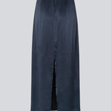 Løs maxi nederdel i mørkeblå satin. KindleMD skirt har en slids bagpå og en usynlig lynlås i siden.