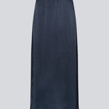 Løs maxi nederdel i mørkeblå satin. KindleMD skirt har en slids bagpå og en usynlig lynlås i siden.