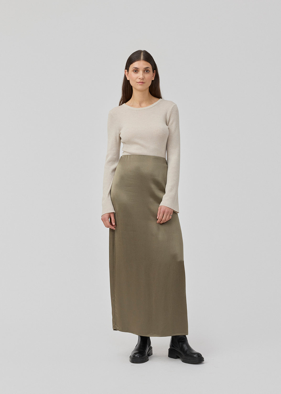 Elegant maxi nederdel i viskose satin i brun. KindleMD skirt har en slids bagpå og en usynlig lynlås i siden.