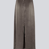 Elegant maxi nederdel i viskose satin i brun. KindleMD skirt har en slids bagpå og en usynlig lynlås i siden.