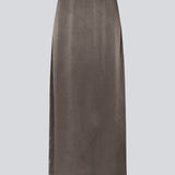 Elegant maxi nederdel i viskose satin i brun. KindleMD skirt har en slids bagpå og en usynlig lynlås i siden.