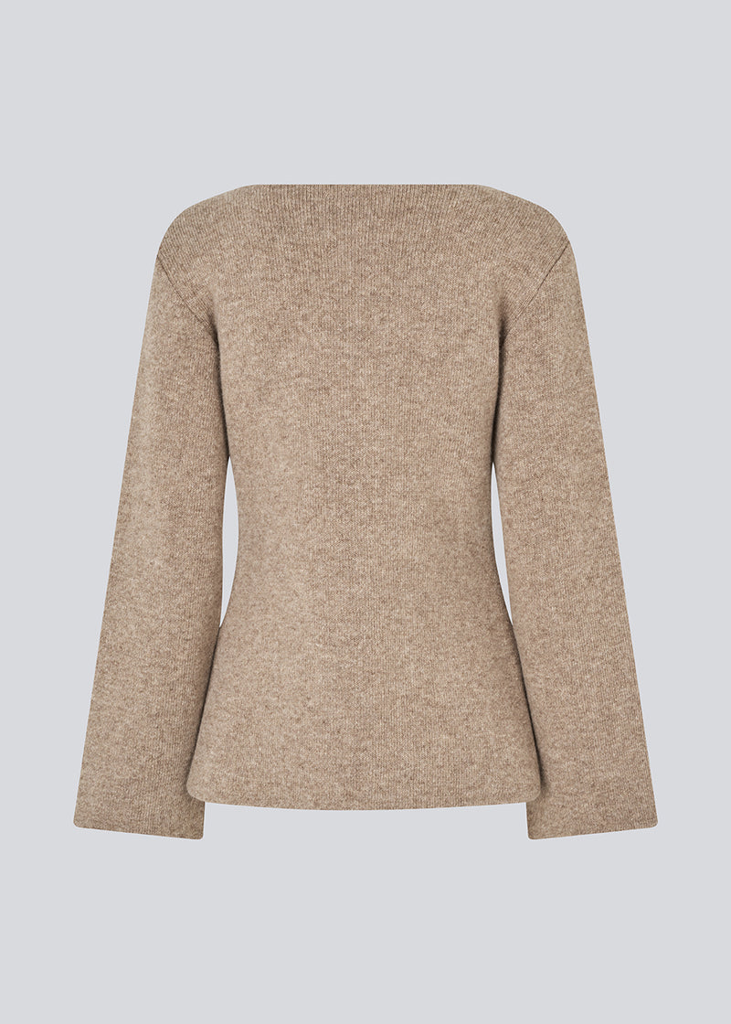 Glatstrikket cardigan med V-udskæring i 100% uld. KlaytonMD cardigan er figursyet, har lange brede ærme.