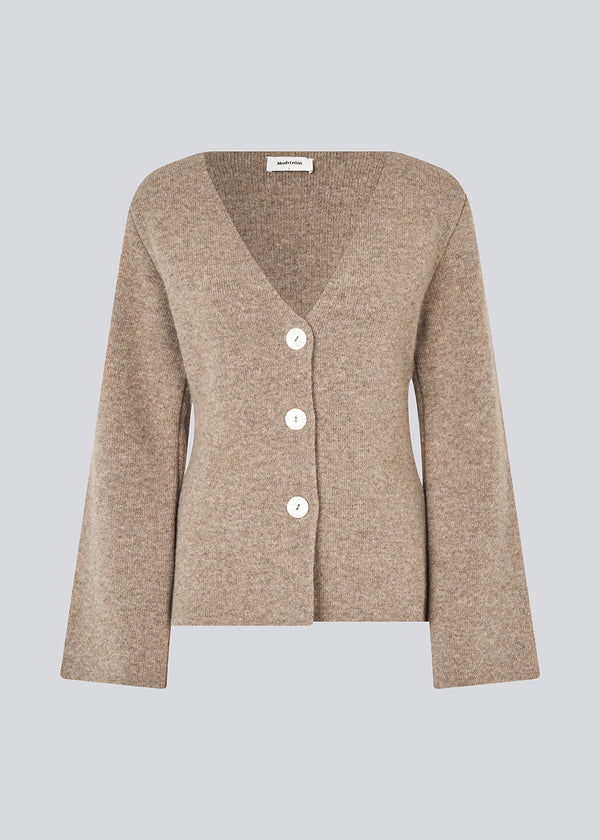 Glatstrikket cardigan med V-udskæring i 100% uld. KlaytonMD cardigan er figursyet, har lange brede ærme.
