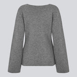 Glatstrikket cardigan i grå med v-udskæring i 100% uld. KlaytonMD cardigan er figursyet, har lange brede ærmer og knapper foran.