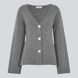 Glatstrikket cardigan i grå med v-udskæring i 100% uld. KlaytonMD cardigan er figursyet, har lange brede ærmer og knapper foran.