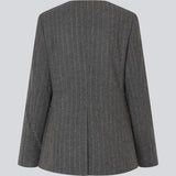 Stribet figursyet blazer i uldblanding. KristolMD blazer har skulderpuder, to lommer fortil, foer og en slids bagpå.