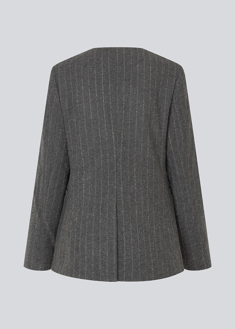 Stribet figursyet blazer i uldblanding. KristolMD blazer har skulderpuder, to lommer fortil, foer og en slids bagpå.