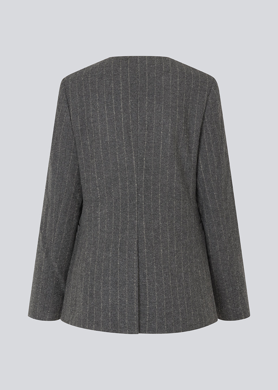 Stribet figursyet blazer i uldblanding. KristolMD blazer har skulderpuder, to lommer fortil, foer og en slids bagpå.