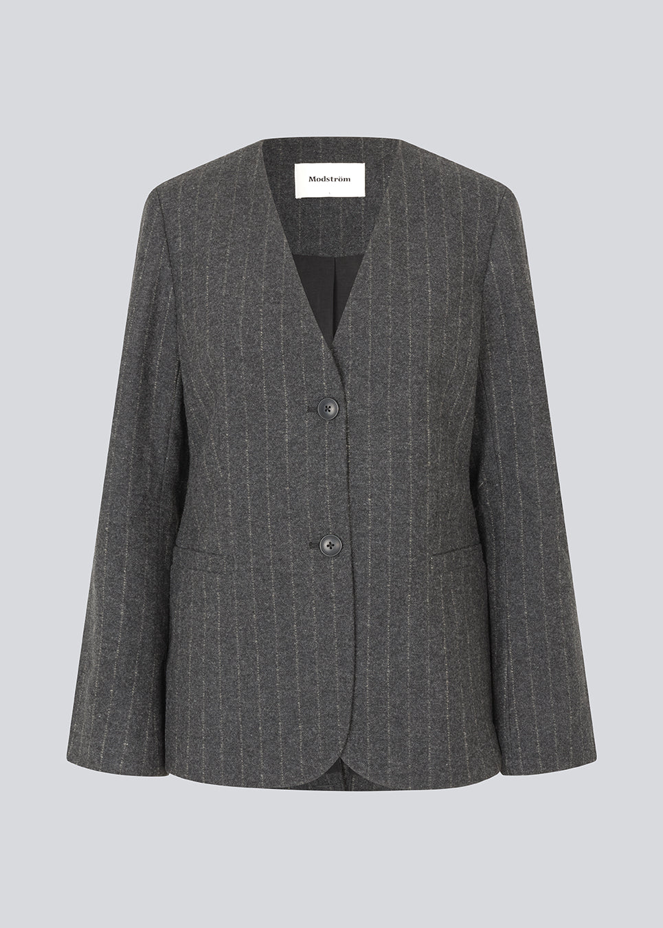 Stribet figursyet blazer i uldblanding. KristolMD blazer har skulderpuder, to lommer fortil, foer og en slids bagpå.