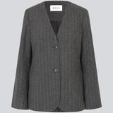 Stribet figursyet blazer i uldblanding. KristolMD blazer har skulderpuder, to lommer fortil, foer og en slids bagpå.