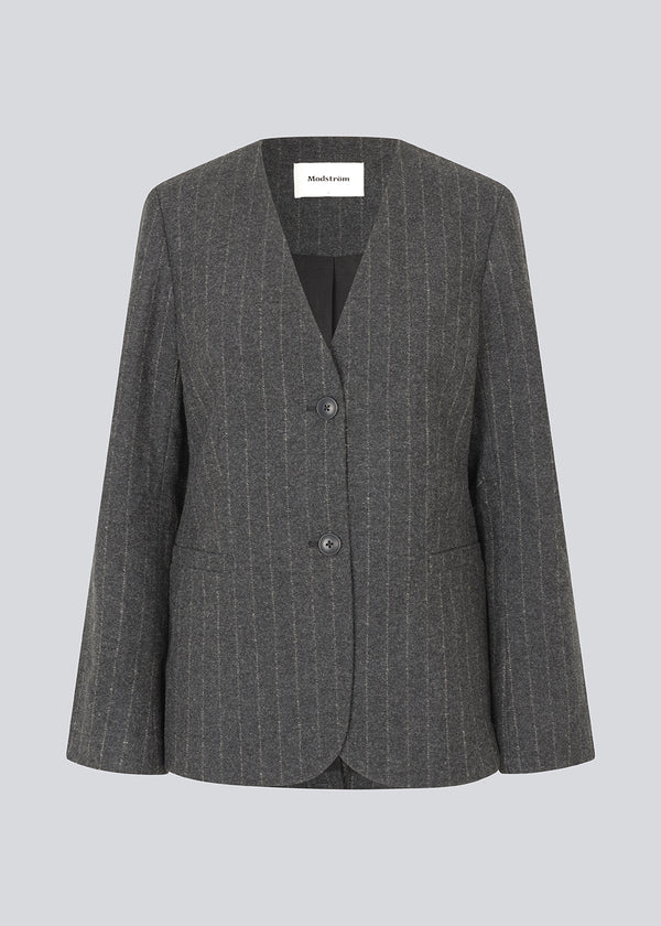 Stribet figursyet blazer i uldblanding. KristolMD blazer har skulderpuder, to lommer fortil, foer og en slids bagpå.