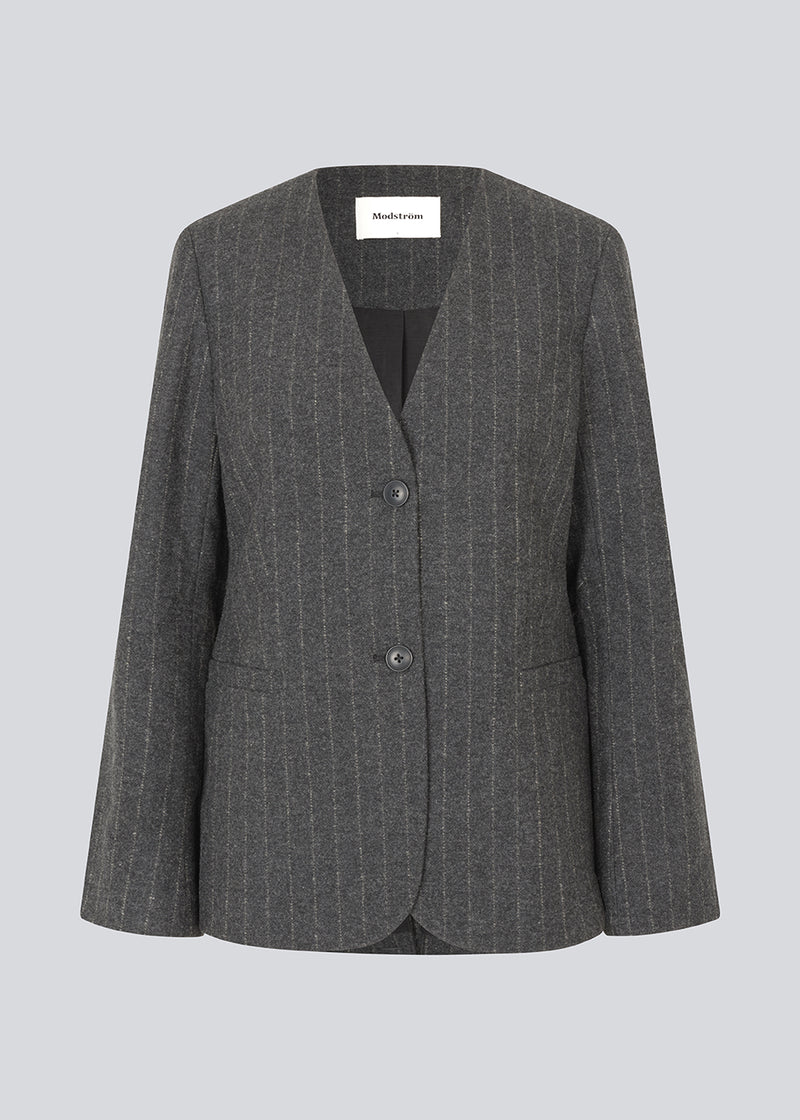 Stribet figursyet blazer i uldblanding. KristolMD blazer har skulderpuder, to lommer fortil, foer og en slids bagpå.