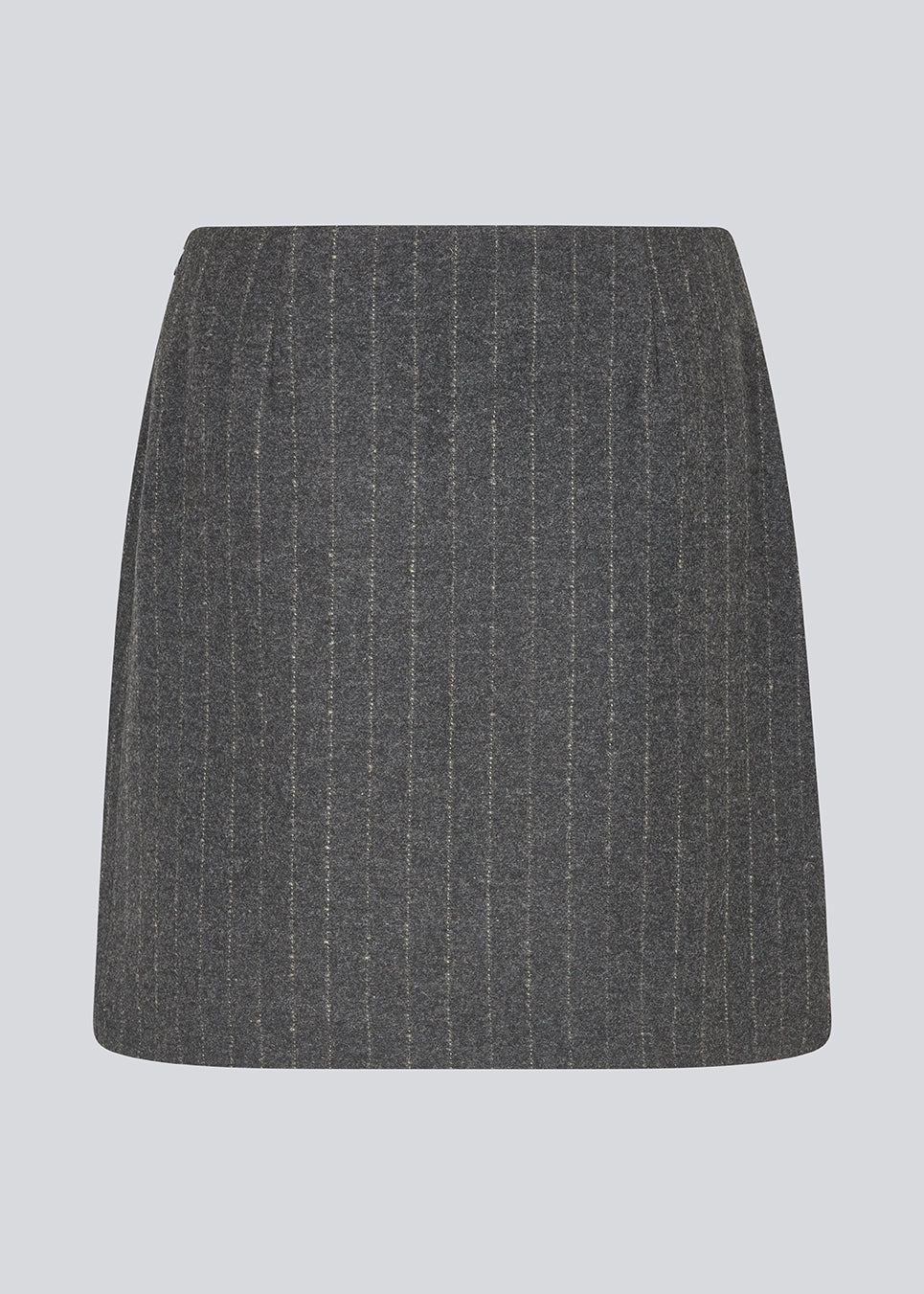 Kort mørkegrå stribet nederdel i uldblanding. KristolMD skirt har foer og en usynlig lynlås i siden. Modellen er 175 cm og bruger størrelse S.