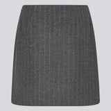 Kort mørkegrå stribet nederdel i uldblanding. KristolMD skirt har foer og en usynlig lynlås i siden. Modellen er 175 cm og bruger størrelse S.