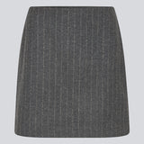 Kort mørkegrå stribet nederdel i uldblanding. KristolMD skirt har foer og en usynlig lynlås i siden. Modellen er 175 cm og bruger størrelse S.