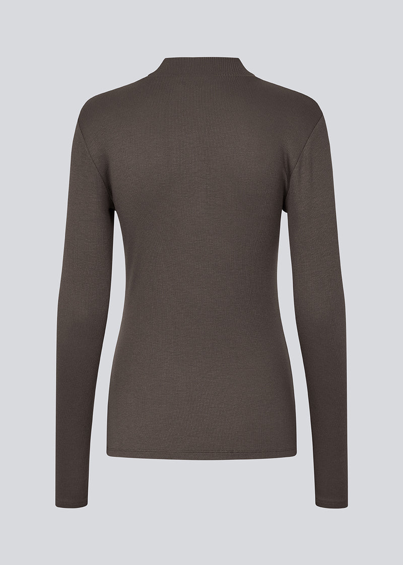 Langærmet t-shirt med høj hals. Krown LS t-neck er i rib kvalitet og er tætsiddende i pasformen. Trøjen er i en lækker EcoVero viskose kvalitet.