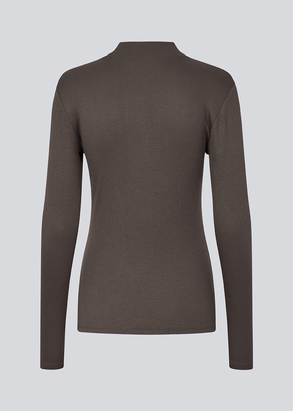 Langærmet t-shirt med høj hals. Krown LS t-neck er i rib kvalitet og er tætsiddende i pasformen. Trøjen er i en lækker EcoVero viskose kvalitet.
