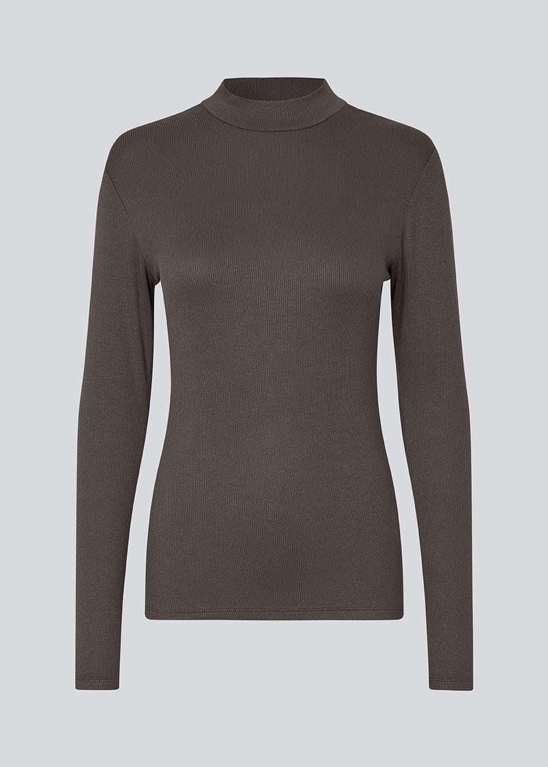 Langærmet t-shirt med høj hals. Krown LS t-neck er i rib kvalitet og er tætsiddende i pasformen. Trøjen er i en lækker EcoVero viskose kvalitet.