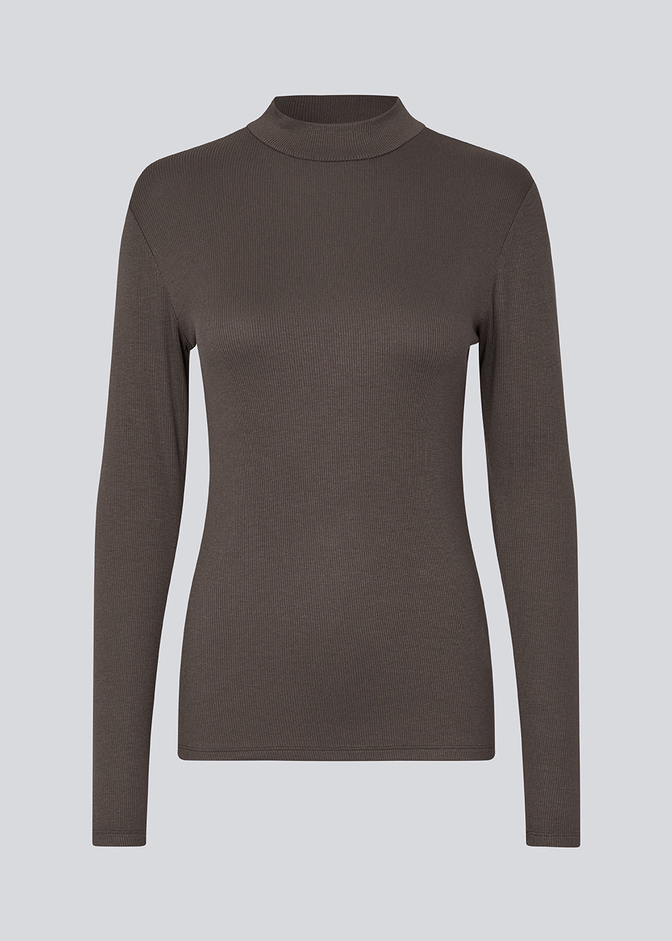 Langærmet t-shirt med høj hals. Krown LS t-neck er i rib kvalitet og er tætsiddende i pasformen. Trøjen er i en lækker EcoVero viskose kvalitet.