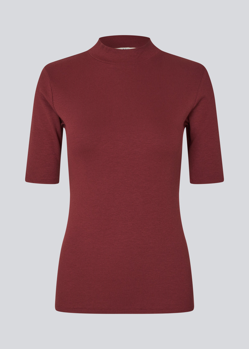 Kortærmet t-shirt med høj hals. Krown t-shirt er i rib kvalitet og er tætsiddende i pasformen.