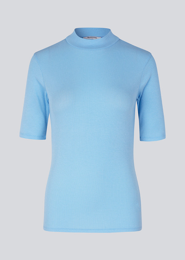 Kortærmet t-shirt i baby blå med høj hals. Krown t-shirt er i rib kvalitet og er tætsiddende i pasformen.