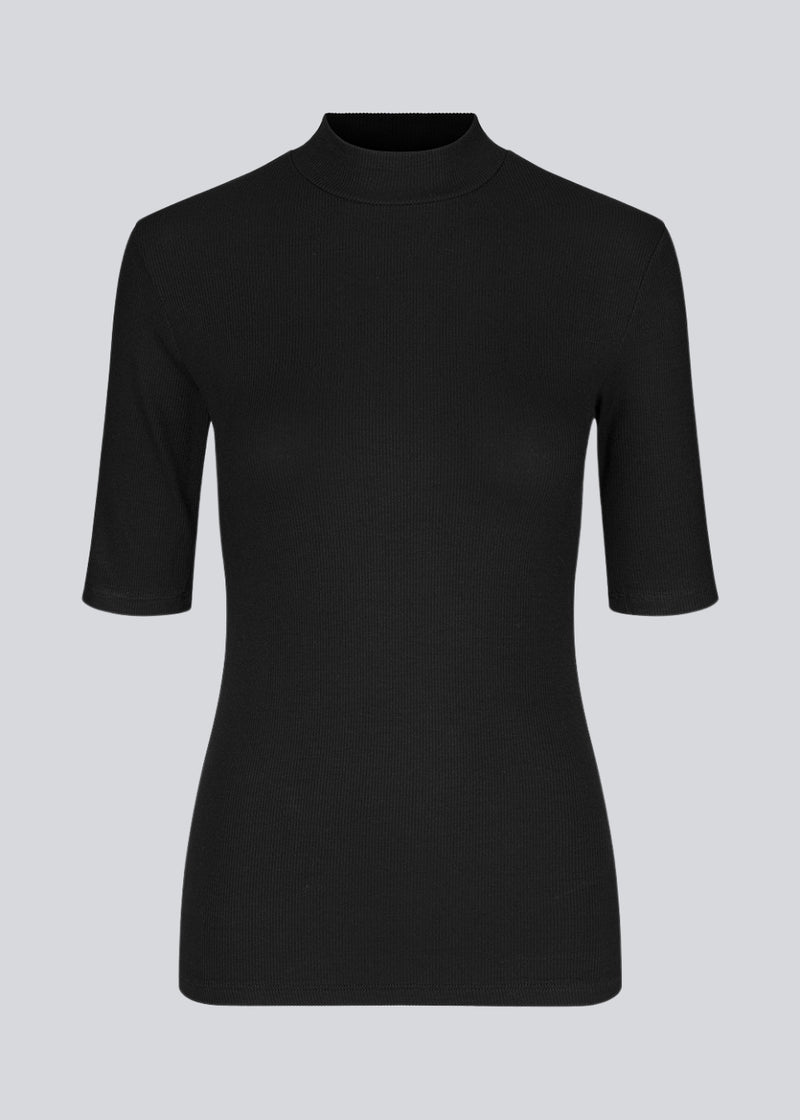 Kortærmet t-shirt med høj hals. Krown t-shirt i farven sort er en Modström klassikere i rib kvalitet og er tætsiddende i pasformen. 