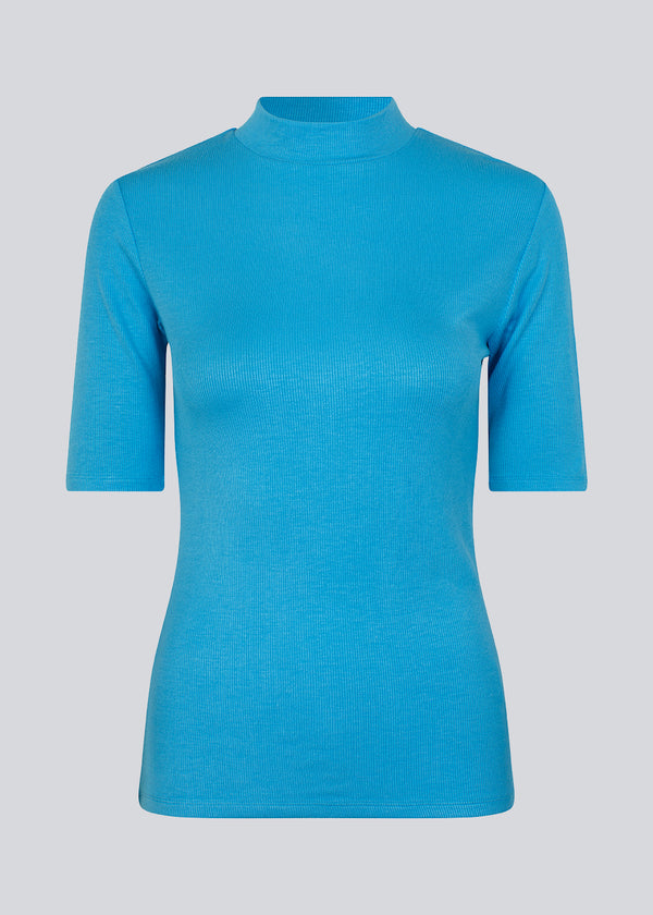Kortærmet t-shirt med høj hals i blå. Krown t-shirt er i rib kvalitet og er tætsiddende i pasformen.