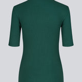 Kortærmet t-shirt med høj hals. Krown t-shirt i farven bottle green er en Modström klassiker i rib kvalitet og er tætsiddende i pasformen.