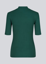 Kortærmet t-shirt med høj hals. Krown t-shirt i farven bottle green er en Modström klassiker i rib kvalitet og er tætsiddende i pasformen.