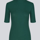 Kortærmet t-shirt med høj hals. Krown t-shirt i farven bottle green er en Modström klassiker i rib kvalitet og er tætsiddende i pasformen.