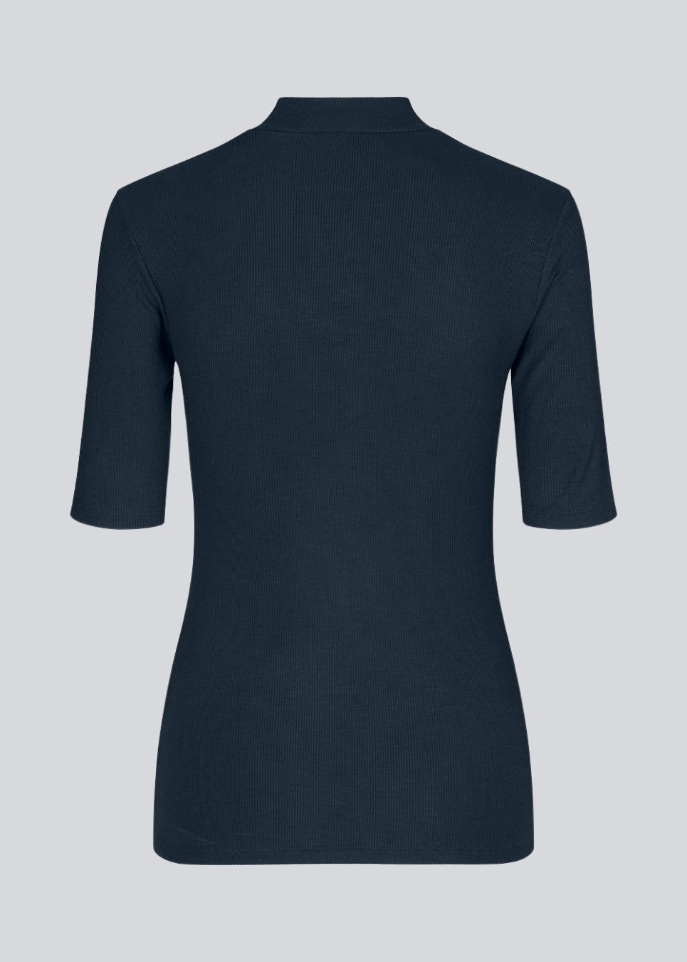 Kortærmet t-shirt med høj hals. Krown t-shirt i farven Navy Night er i rib kvalitet og er tætsiddende i pasformen.