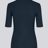Kortærmet t-shirt med høj hals. Krown t-shirt i farven Navy Night er i rib kvalitet og er tætsiddende i pasformen.